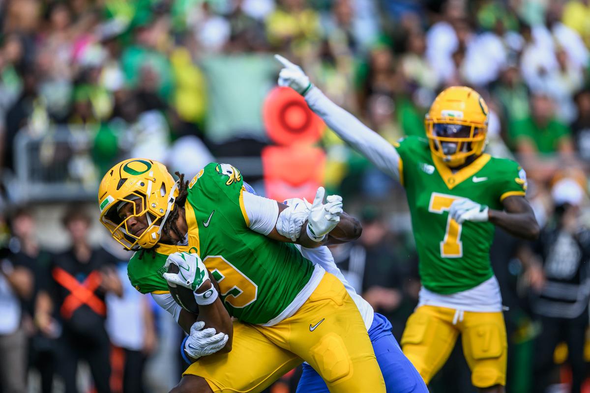 Ducks hold on 34-27 in surprising thriller over Boise State